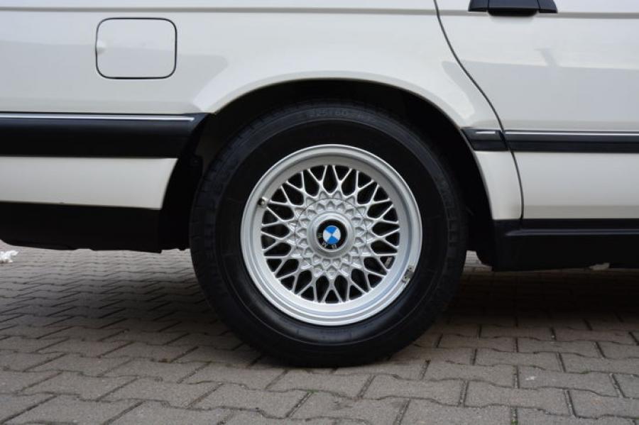 Колеса BMW 740i (E32) 1992 года  (UK) (фото 44 из 170)